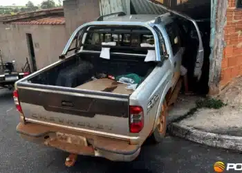 Militar da reserva bêbado é preso após bater em casa com camionete no bairro Dona Benta