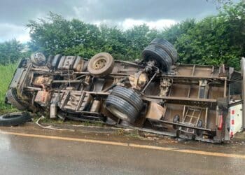Motorista de 24 anos morre em acidente entre caminhões e caminhonete na MG-410 em Presidente Olegário