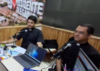Rádio Regional fm transmite a partir das 15h Celebração da Paixão do Senhor (Adoração da Cruz) e Encenação da Paixão de Cristo na Praça da Igreja Matriz.