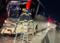 Acidente envolvendo ônibus e carreta deixa feridos na MG 410