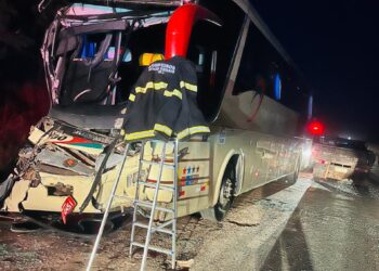Acidente envolvendo ônibus e carreta deixa feridos na MG 410