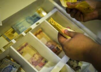 Trabalhadores nascidos em novembro e dezembro recebem abono salarial